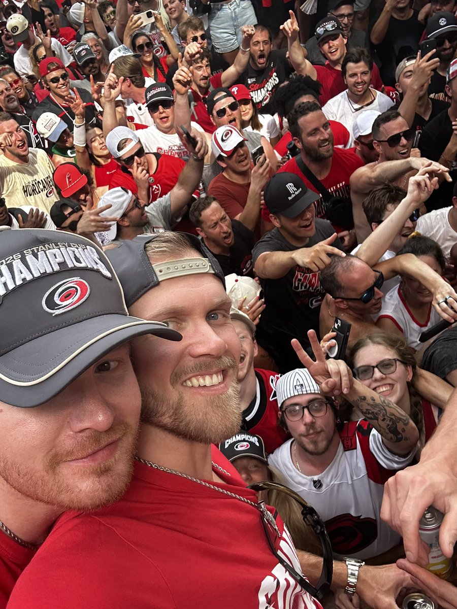 hurricanescombo's tweet photo. THIS PHOTO https://t.co/M9T1ZQ3G6O
