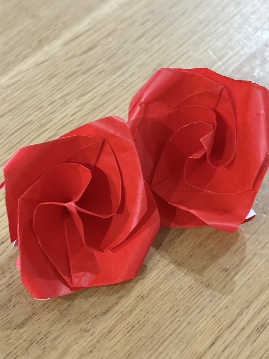 scm_First_01's tweet photo. 🌹🌹🌹折り紙で作ってくれた🌹🌹🌹うれしー👧🤲
#薔薇
#折り紙
#プレゼント https://t.co/cCiwHT6iim