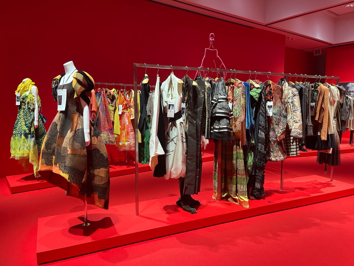 enterrelativity's tweet photo. 東京都現代美術館で「「(UN)KNOWN HIROKO KOSHINO ―新説/真説 コシノヒロコ―」展。「ぐるっとパス」で20%OFFだった！いや〜圧巻でした！溢れる想像力＆創造力をこんなにわかりやすく形にして見せてくれるなんて。テキスタイルへのこだわりが凄い。どれもこれも着た時のイメージが湧く！素晴らしすぎ💕 https://t.co/lXe4muOWVS