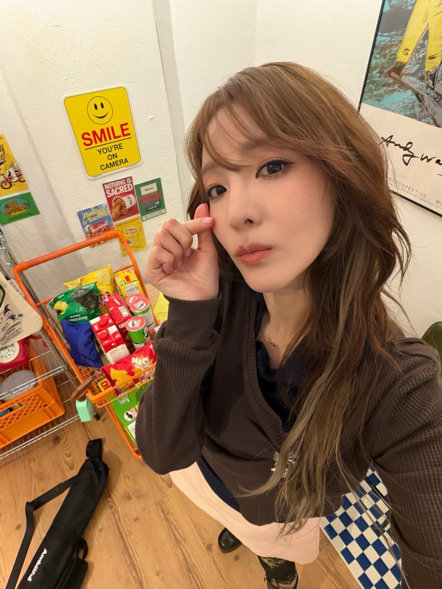 krungy21's tweet photo. 손톱은 일본 앨범 타이틀곡으로 찜해둔 곡이었는데 한국에서 먼저 공개했어요💅 나중에 뮤직비디오도 🤭👌🏻🤫 조만간 라이브 컨텐츠들도 있을테니 잘 들어주세용🥰 https://t.co/zxgJc4KnMw