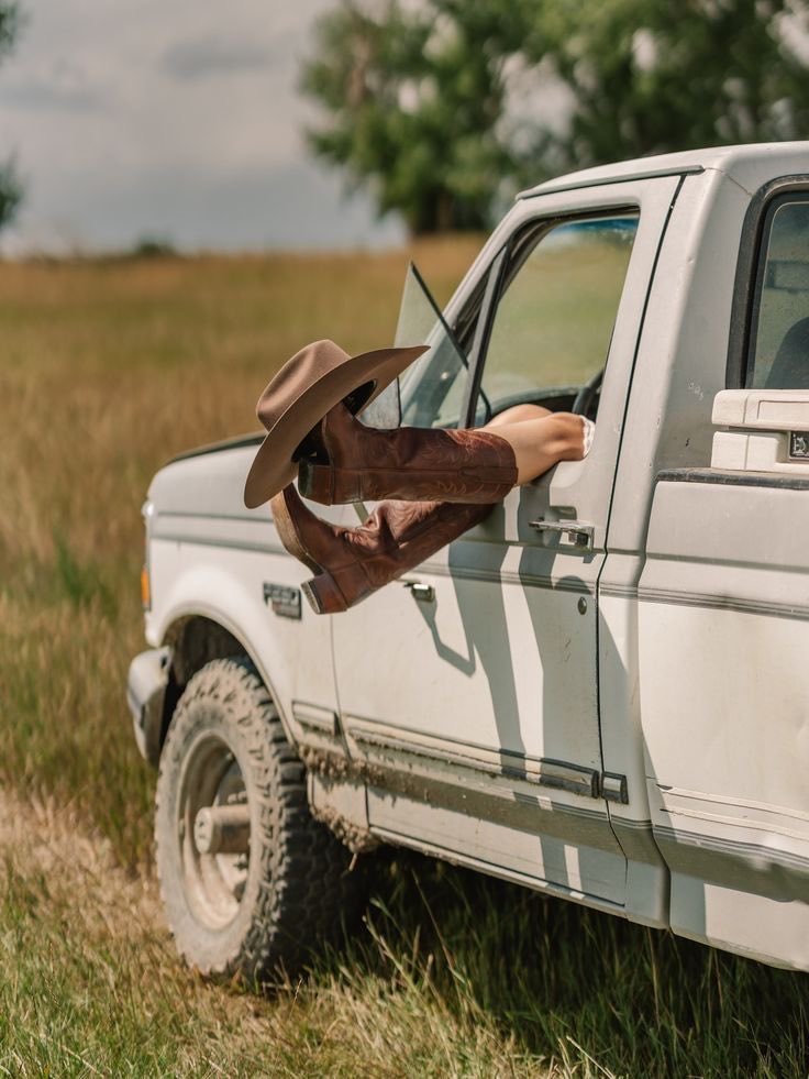 Biznitch1177's tweet photo. Dirt roads heal what concrete broke ~ 

Look for chances to take the less-traveled roads. There are no wrong turns. https://t.co/yB2HrnE9l8