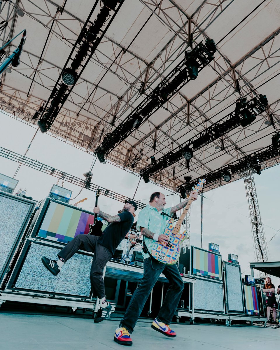 newfoundglory's tweet photo. Friday night in Asbury Park, New Jersey...and another sold out show at Stone Pony Summer Stage with @Yellowcard and @PlainWhiteTs!

Tonight's the last night of The Up Up Down Down Tour here in Springfield, Massachusetts - let's do this! 🕹️

📸: @desotophoto https://t.co/3HgxqSTgiP
