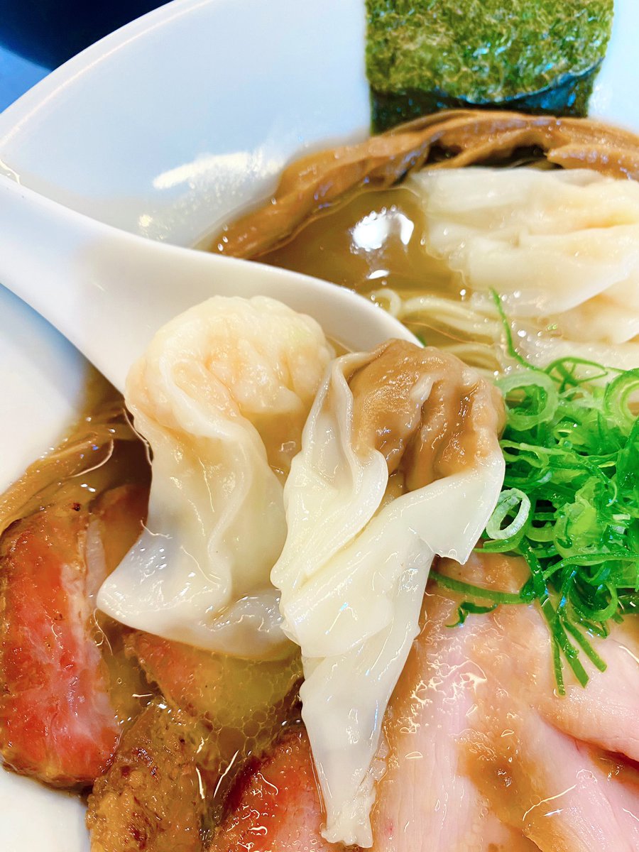 Limited_HUNTER's tweet photo. 自家製麺 はし本@門沢橋

白醤油チャーシュー特製🍜
＋炙りチャーシュー飯

ビジュアルがカッコいい🥹✨

スタイリッシュで清潔感のある店内で頂く、池尻大橋の名店出身者による極上のワンタン🤤💯

食欲をそそる薫香を纏った吊るし焼きチャーシューの食べ応えも抜群😍😍

落ち着いてきた印象🥹🥹🥹 https://t.co/8xkm8FWQNt