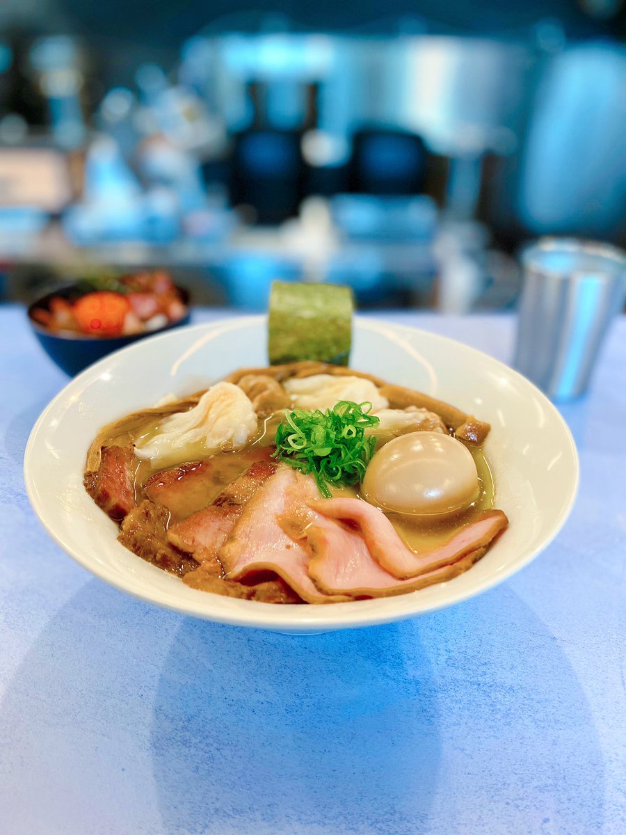 Limited_HUNTER's tweet photo. 自家製麺 はし本@門沢橋

白醤油チャーシュー特製🍜
＋炙りチャーシュー飯

ビジュアルがカッコいい🥹✨

スタイリッシュで清潔感のある店内で頂く、池尻大橋の名店出身者による極上のワンタン🤤💯

食欲をそそる薫香を纏った吊るし焼きチャーシューの食べ応えも抜群😍😍

落ち着いてきた印象🥹🥹🥹 https://t.co/8xkm8FWQNt
