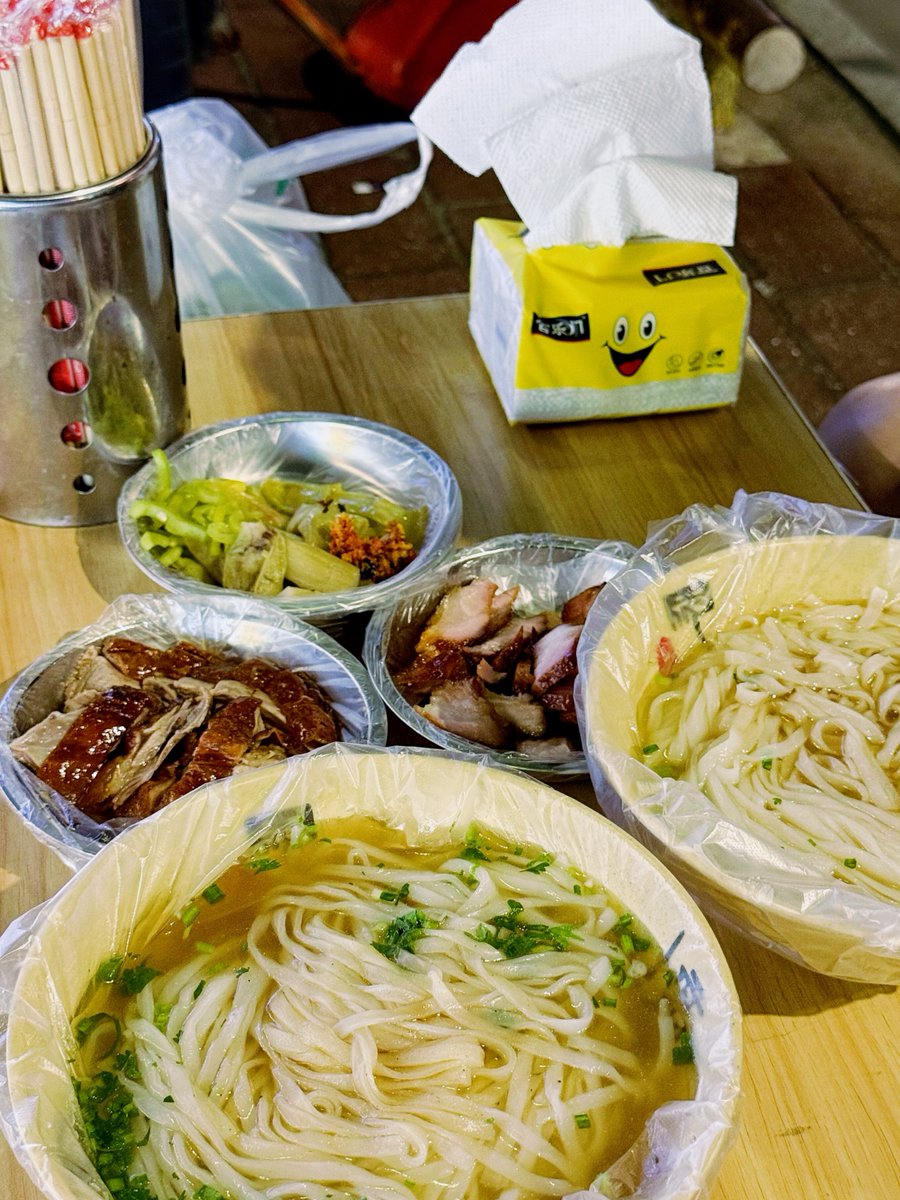 Zandos11346695's tweet photo. A bowl of hot tonkotsu ramen + late-night chat = the best cure for the tired day. （一碗热乎乎的豚骨拉面加深夜闲聊，是治愈疲惫一天的最佳良药。）， https://t.co/5bS0Mzzab5