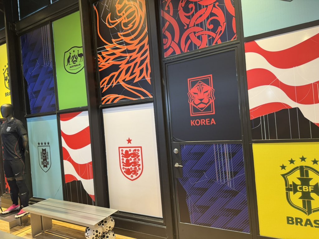 zagortenay's tweet photo. LA’de Grove’daki @nike binasındayım. Mükemmel bir mağaza: Formalar, collablar, antrenman ürünleri. 
Bilin bakalım hangi ülkenin esamesi okunmuyor. Adamlar öngörmüşler demek ki. https://t.co/VgvAREu9X5