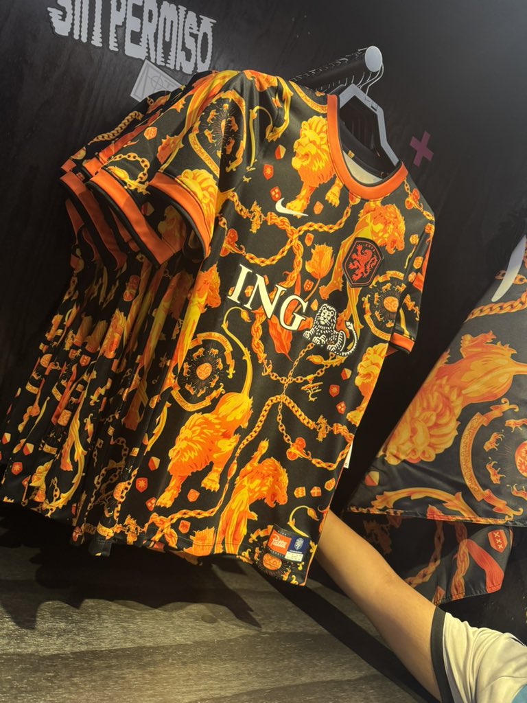 zagortenay's tweet photo. LA’de Grove’daki @nike binasındayım. Mükemmel bir mağaza: Formalar, collablar, antrenman ürünleri. 
Bilin bakalım hangi ülkenin esamesi okunmuyor. Adamlar öngörmüşler demek ki. https://t.co/VgvAREu9X5