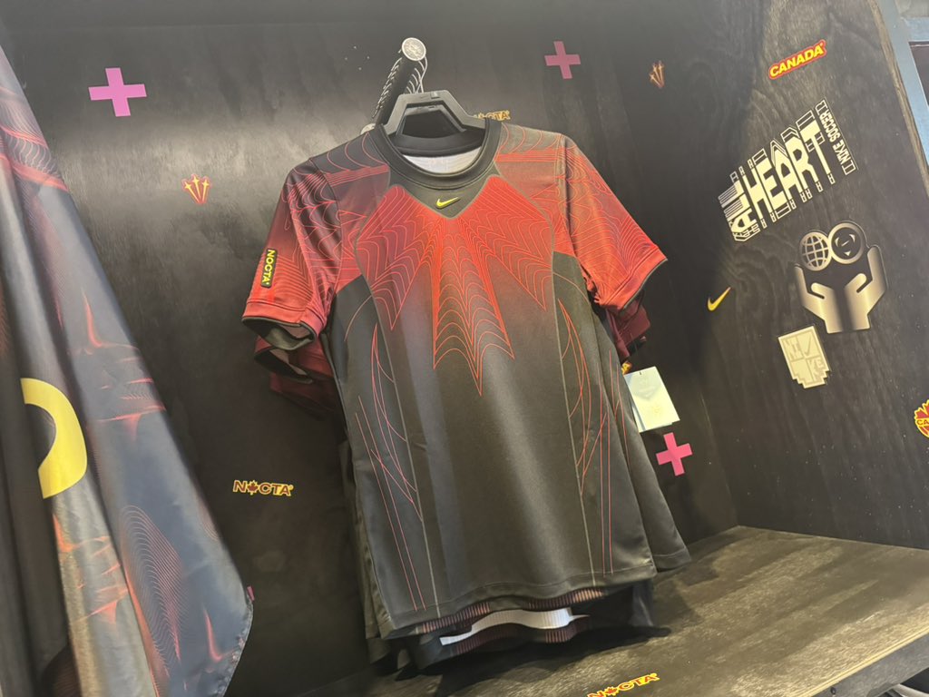 zagortenay's tweet photo. LA’de Grove’daki @nike binasındayım. Mükemmel bir mağaza: Formalar, collablar, antrenman ürünleri. 
Bilin bakalım hangi ülkenin esamesi okunmuyor. Adamlar öngörmüşler demek ki. https://t.co/VgvAREu9X5