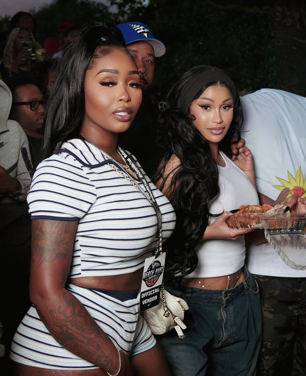 bardiframez_'s tweet photo. Two Pretty ass Friends 😍😍😍 https://t.co/hBD71oyFJe