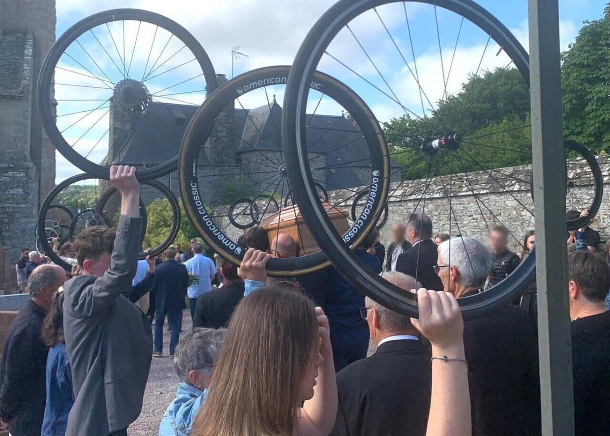 Gabinlcc's tweet photo. Hier a été une journée que je ne souhaite à personne.

Adrien a reçu un vibrant hommage.

Ça donne envie de mettre le vélo dans le garage et de ne plus jamais le sortir.

https://t.co/uMj65qgBIb https://t.co/uBGqOHcwez