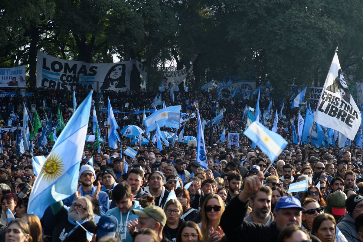 lucampora's tweet photo. “Muchas veces buscan domesticarnos y si algo hizo la compañera fue marcarnos un camino. La compañera Cristina nunca va a dar la manito, nunca va a mover el rabo con docilidad ni va a hacer el muertito ante el poder economico. No lo hizo. No lo hace, y no le han arrancado jamás una decisión ni una palabra en contra de su pueblo”.

Por Argentina, por Cristina, junto a miles de compañeros y compañeras y Máximo Kirchner hoy en Parque Lezama y en San José 1111.

“Queremos tenerla a Cristina de candidata y no a candidatos por default”.

#CristinaLibre ✌🏽💙