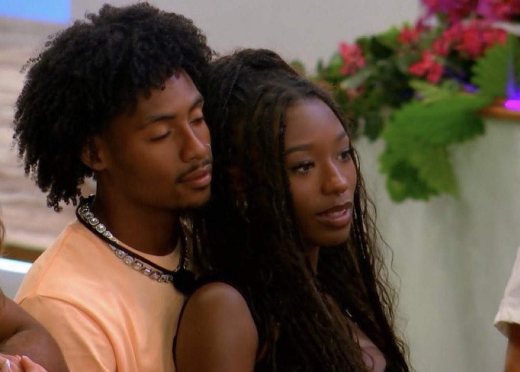 ༺ nia ♱ ༻ is watching love island tweet media