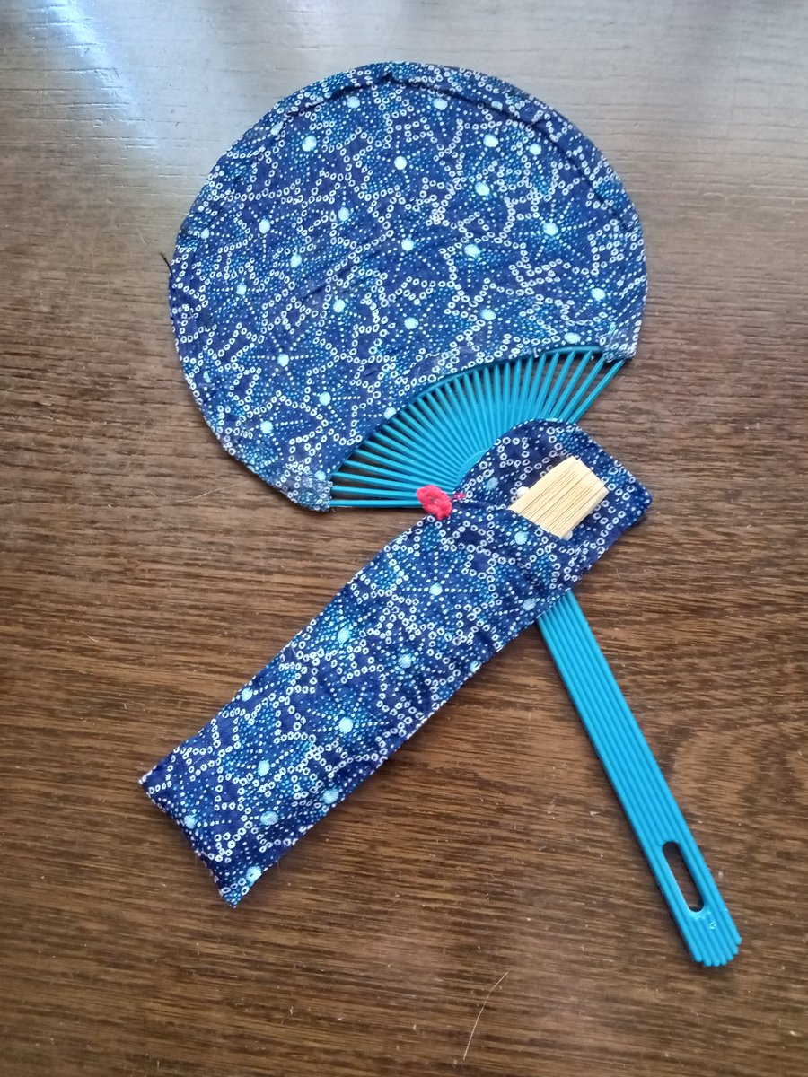 tetsuchan13's tweet photo. 孫用にうちわを小さく切って布貼りしてみた。
ついでに１５センチの扇子のケースも作ってみた https://t.co/izi6Yr8Trl