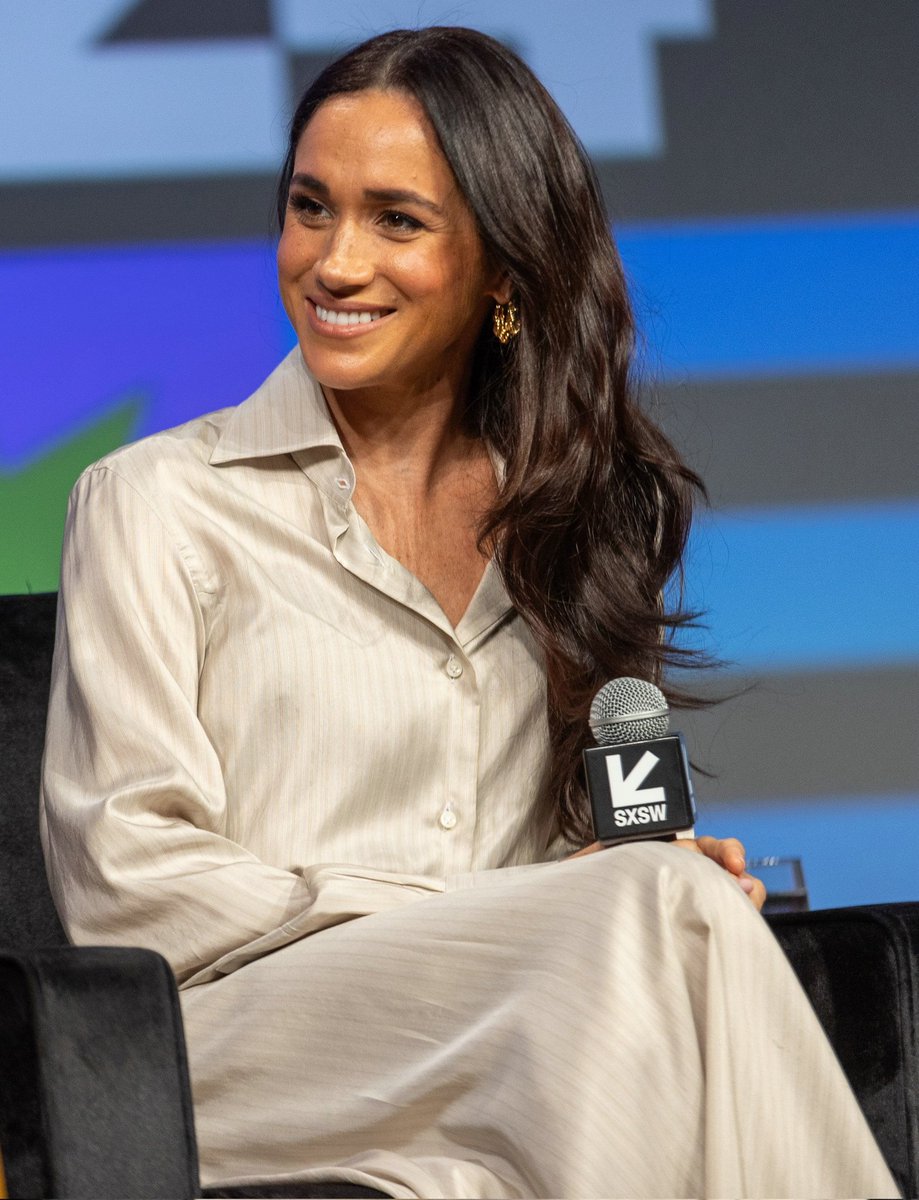 MrMaximilan's tweet photo. She accepted to live in that very small appartment that is smaller than Oprah's toilet but karens want you to believe that she is a golddigger. 

NO, SHE SAVED THE PRINCE. 

#QueenMeghanSussex 👑🥰❤️ https://t.co/NU926wDZIP