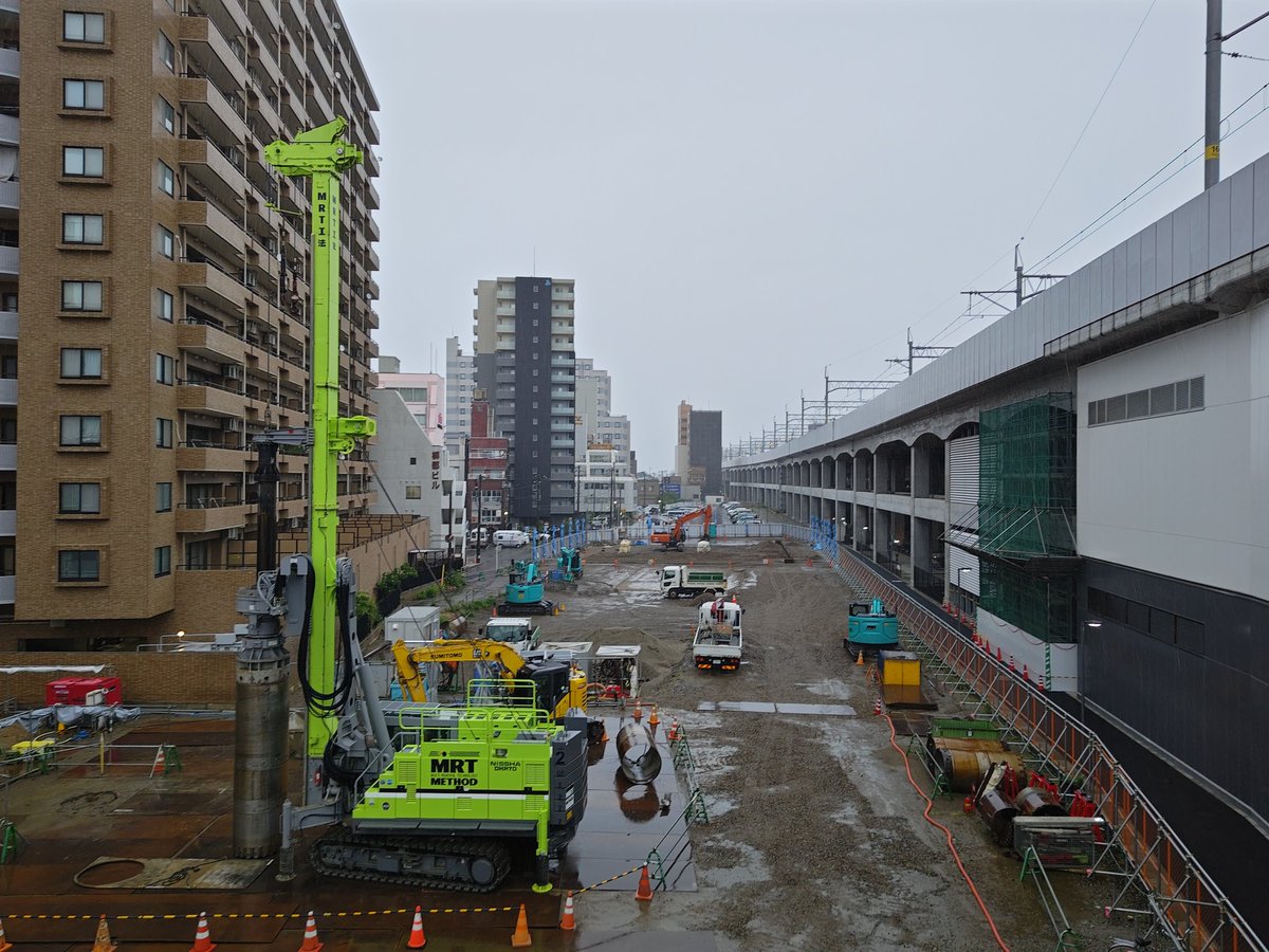 ri10cu's tweet photo. 新潟へは、JR新潟駅の高架化工事の様子を眺めに1〜3年に1回は来ていたのに、飛行機は今回が初めて、高速バスの利用も無しだったんだよな…と思ったら、去年までは「週末パス」があったからでした
塩尻から長野-高崎経由したり、直江津経由したりしてました

画像は今朝の新潟駅です

260621 https://t.co/CsLEgLvM2c