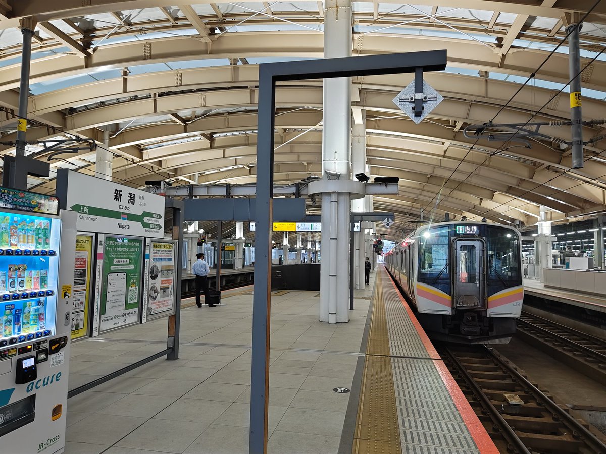 ri10cu's tweet photo. 新潟へは、JR新潟駅の高架化工事の様子を眺めに1〜3年に1回は来ていたのに、飛行機は今回が初めて、高速バスの利用も無しだったんだよな…と思ったら、去年までは「週末パス」があったからでした
塩尻から長野-高崎経由したり、直江津経由したりしてました

画像は今朝の新潟駅です

260621 https://t.co/CsLEgLvM2c