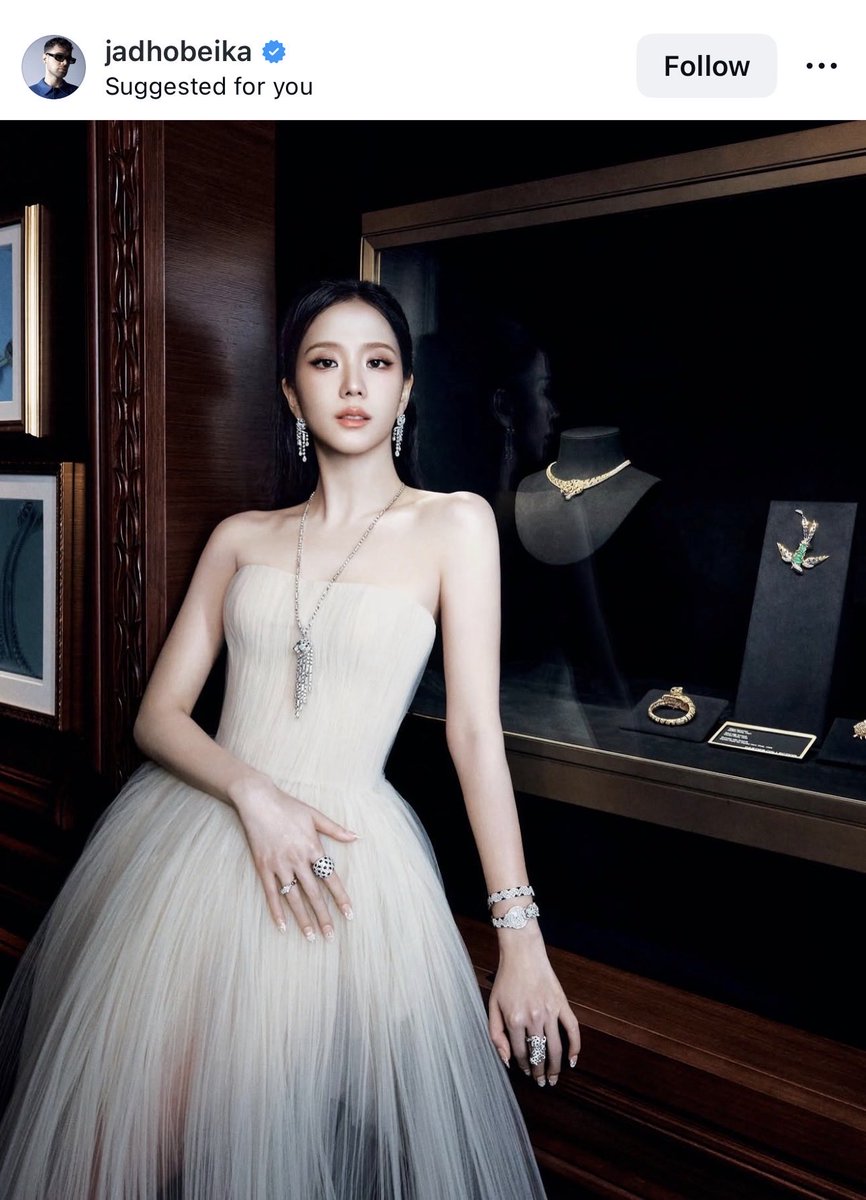 RaeKaeli's tweet photo. Jad Hobeika, Co-Creative Director of Georges Hobeika, updated his post w/ #JISOO, saying:
“What a beauty! ❤️ #JISOO in @georgeshobeika”
He also left a heart emoji on #Jisoo’s post. 
Everyone is clearly captivated by her elegance. ✨

Please engage!
Link:
https://t.co/tp5oekE4R5 https://t.co/8aThfZgJkU