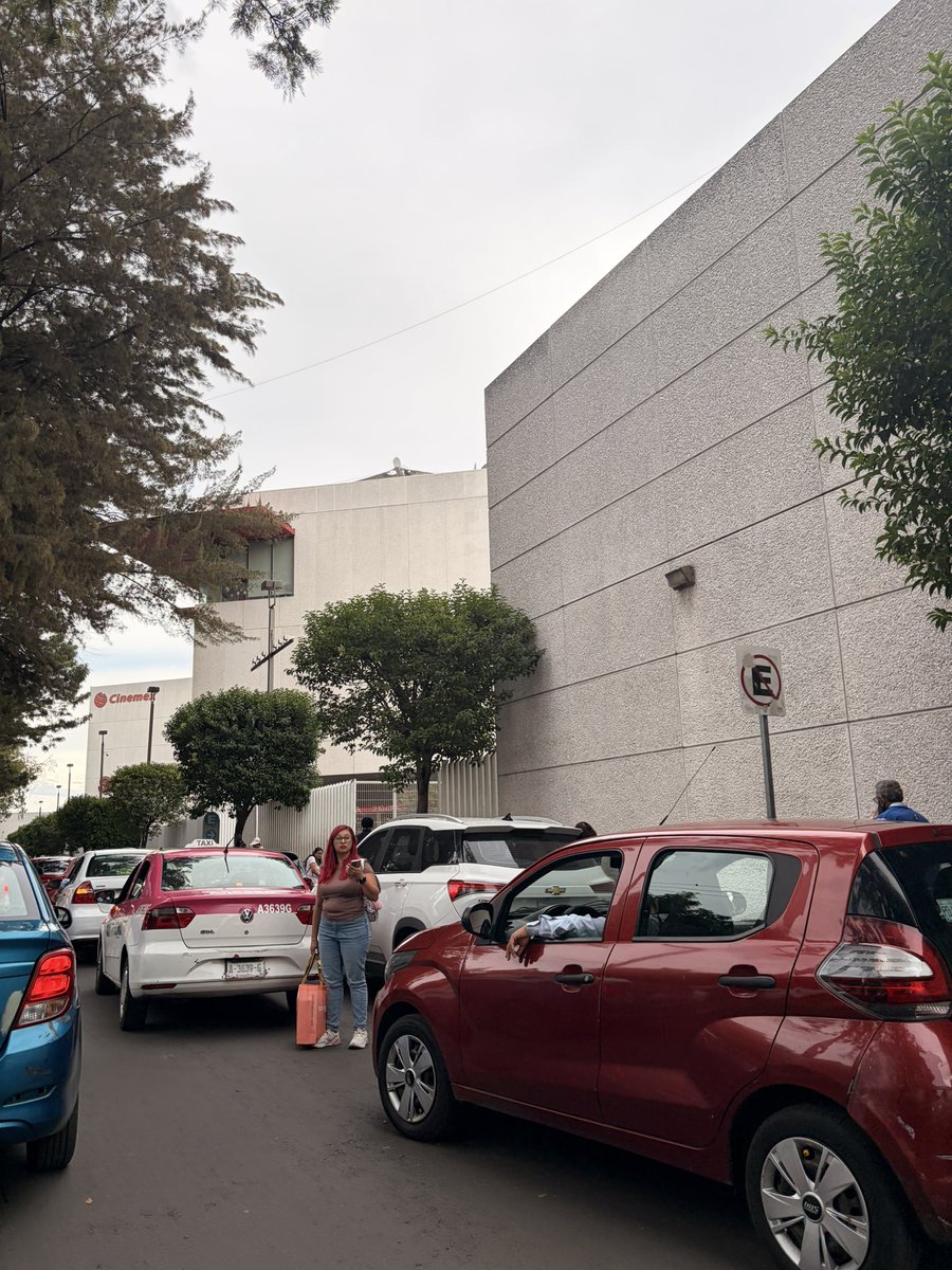 Gyronman's tweet photo. @UCS_GCDMX @Alc_Iztapalapa Plaza tezontle atrás entre Río Mayo y Río Tecolutla en Paseos de Churubusco 09030 algún día piensan venir? https://t.co/6AMdH3rzv8