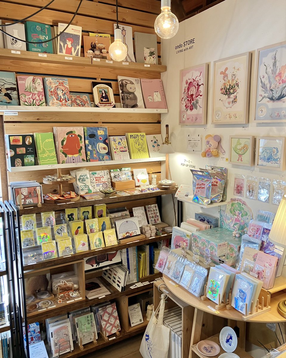 ondo_creative's tweet photo. 【GALLERY｜@ondo_creative／STORE】

＼✅本日は12〜17時まで✅／
ギャラリー併設のSTOREでは「LIFE with ART」のビジョンでセレクトした、様々な作家さんのアイテムを広くご紹介中です。

本日、お店は12時オープン〜17時までとなりますのでお気をつけください。

現在、STOREでは『ア〜ミ〜 POP UP STORE』や『てらおかなつみ 特集』、『ツルモトマイ 特集』などを開催中。
ondoオリジナルプロダクトや作品集＆zineコーナー、韓国の作家さんのアイテムも充実しております。

築70年の古民家をリノベーション。「アートのあるくらし」をイメージした空間で、ギャラリー展示と合わせ、ゆっくりとお愉しみください◎

オンラインストアでも一部アイテムをご紹介中。こちらもぜひご利用ください。

●ondoオンラインストア
→https://t.co/E3IWb6mNDp