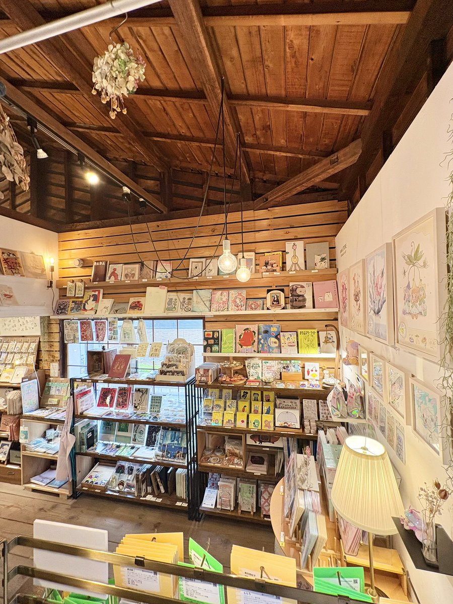 ondo_creative's tweet photo. 【GALLERY｜@ondo_creative／STORE】

＼✅本日は12〜17時まで✅／
ギャラリー併設のSTOREでは「LIFE with ART」のビジョンでセレクトした、様々な作家さんのアイテムを広くご紹介中です。

本日、お店は12時オープン〜17時までとなりますのでお気をつけください。

現在、STOREでは『ア〜ミ〜 POP UP STORE』や『てらおかなつみ 特集』、『ツルモトマイ 特集』などを開催中。
ondoオリジナルプロダクトや作品集＆zineコーナー、韓国の作家さんのアイテムも充実しております。

築70年の古民家をリノベーション。「アートのあるくらし」をイメージした空間で、ギャラリー展示と合わせ、ゆっくりとお愉しみください◎

オンラインストアでも一部アイテムをご紹介中。こちらもぜひご利用ください。

●ondoオンラインストア
→https://t.co/E3IWb6mNDp