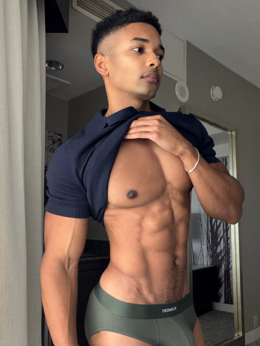 tylerjaems's tweet photo. me if I was on love island for the girth check https://t.co/G9f6nIx6Op