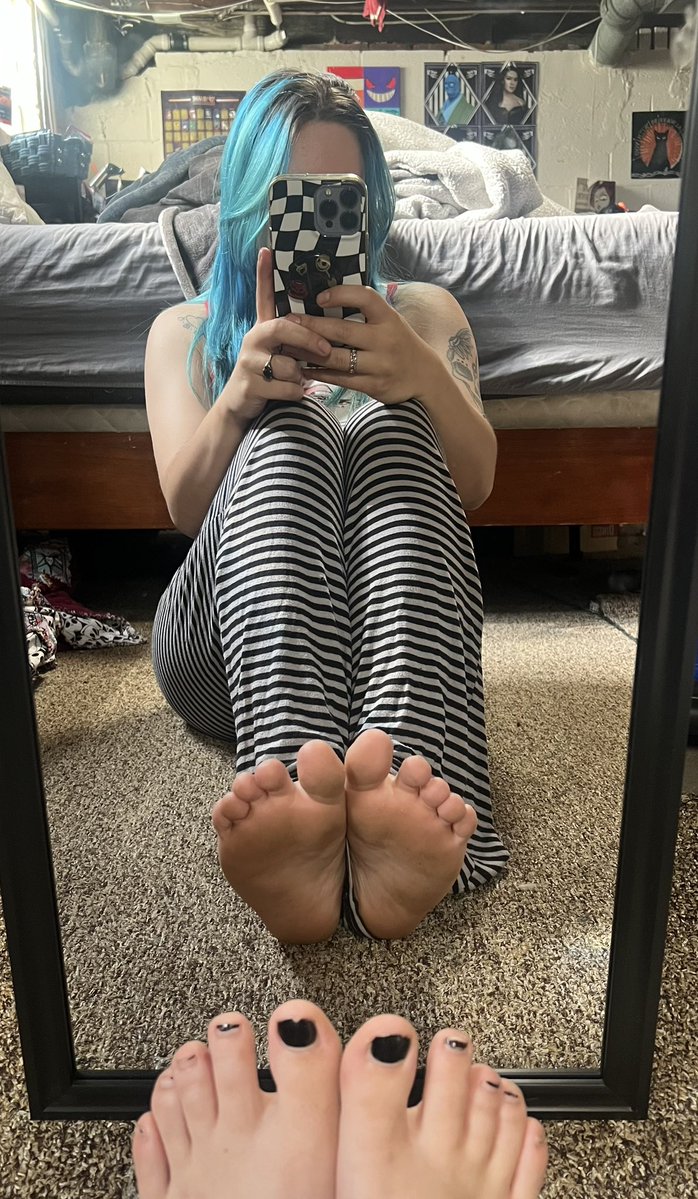 LemiMoonlight's tweet photo. Here daddy 😘😇 
#feetfetısh #feetworshi̇p #footfetısh https://t.co/NGTvh5bRLz