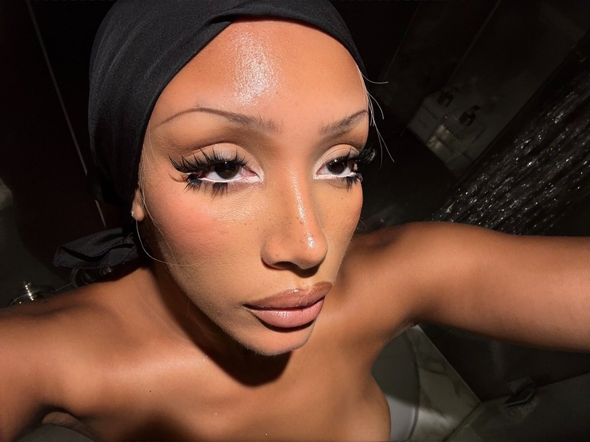NaomiSharon's tweet photo. I loved doing my own make up on this tour
+++ https://t.co/U1s4jbmtin