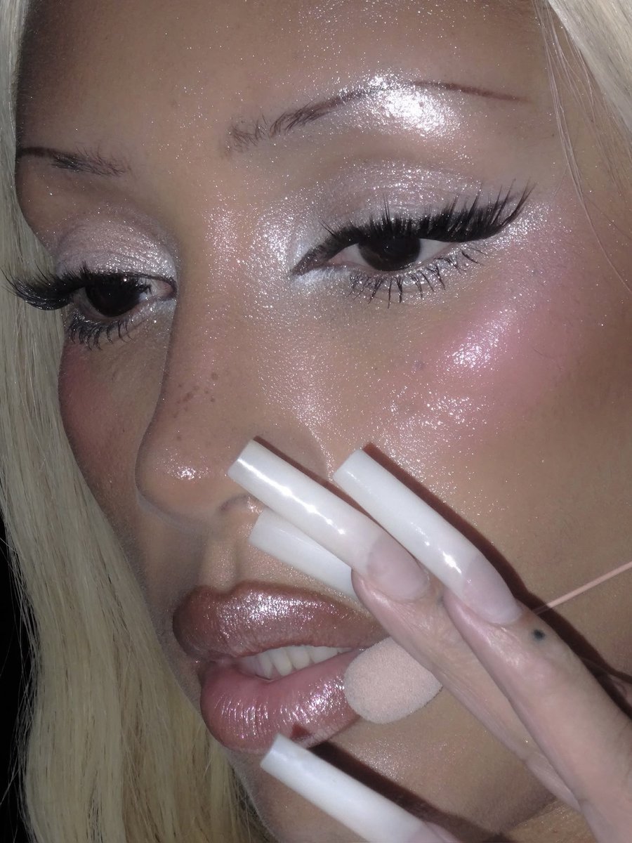 NaomiSharon's tweet photo. I loved doing my own make up on this tour
+++ https://t.co/U1s4jbmtin