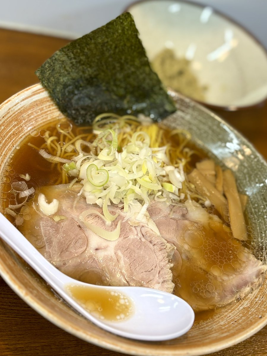 Hinoppy87's tweet photo. 覆麺神田@高坂

🍜丹波黒鳥と浅利出汁ラーメン 正油+浅利ペースト

ラーメン山川の店主が覆面智で再修行し5/30にRENEWAL OPENした期待の新店🎊
フワっと来る浅利に黒鳥が良い下支えをしている優しめな浅利正油スープに､黄色いモチシコ中細麺が鬼ウマな一杯っ❗お肉も旨っ♡浅利ペーストはお薦めデス😍 https://t.co/bT0Kb1pnvp