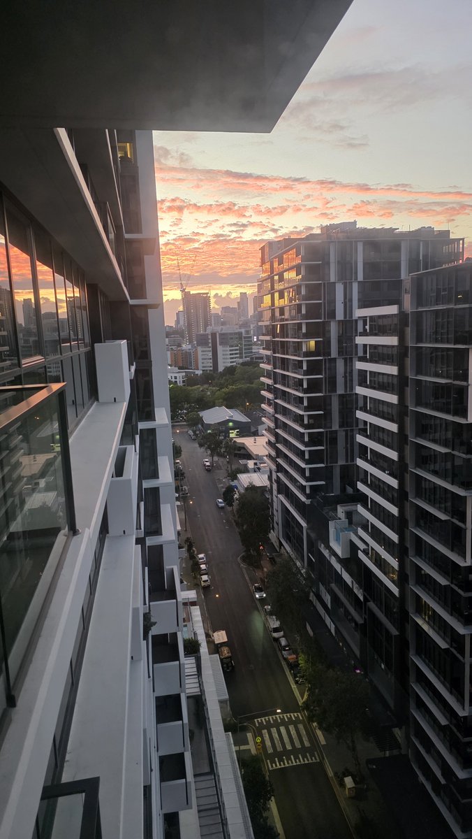 aussiekimbo's tweet photo. Sunrise in Brisbane https://t.co/nVeBxT4fVZ