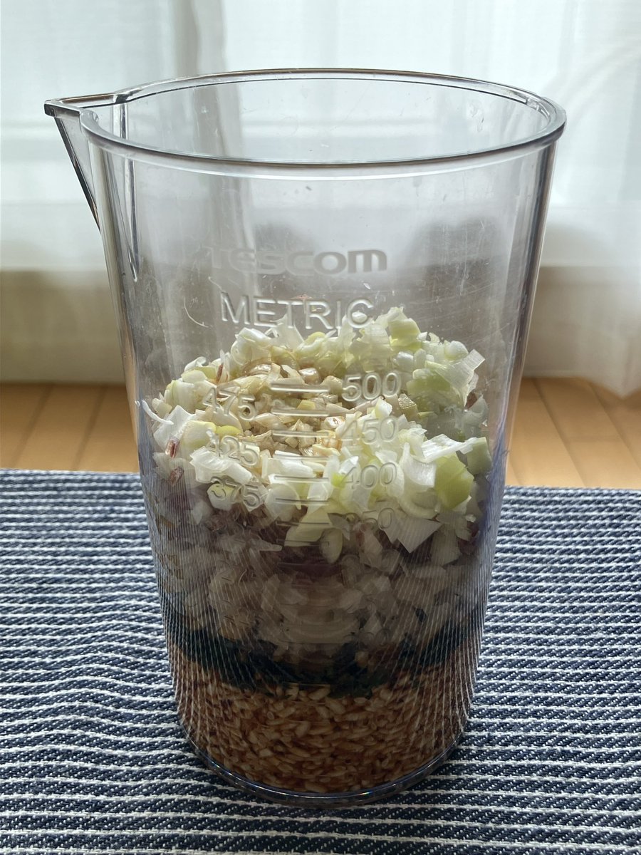K54859846's tweet photo. 冷たいお出汁に薬味麹入れて納豆蕎麦なう(・∀・)ヤバ。ぅま。

実はひっそり3日前に仕込んでましたの。室温高めだったからか すぐ出来上がりましたの♪もう少し寝かせても良いかもしれぬがな。

さてー。食べたらちょいゴロゴロして←えw
仕事の準備するどーっ(｀･ω･´)ｷﾘｯ https://t.co/zGB6gRSPD8