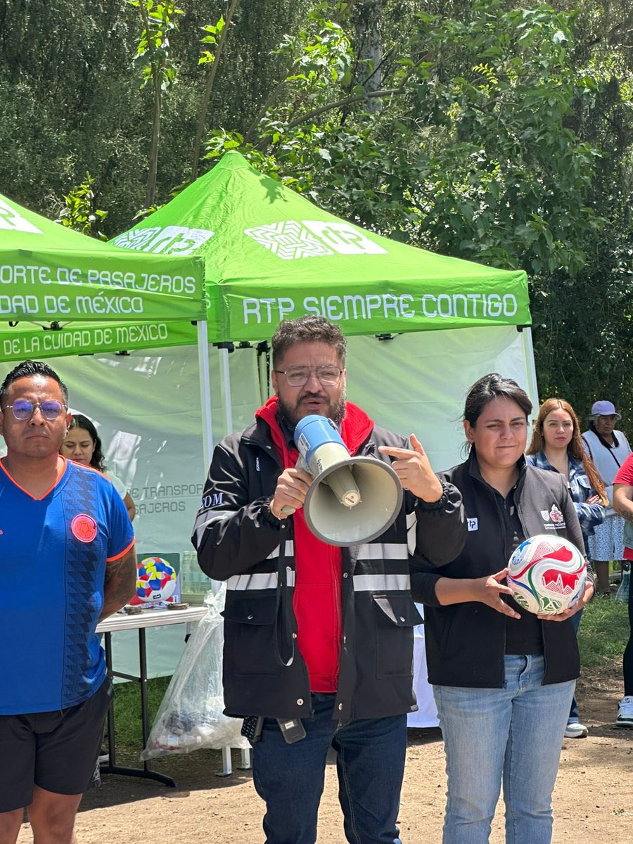 DanielArcosRTP's tweet photo. Cuando decimos que #RTPTeLlevaAlMundial es porque el fútbol no solo se vive en los estadios, también se juega en las calles, en los barrios y en las comunidades por donde pasan nuestras rutas. https://t.co/97P6M37a8h