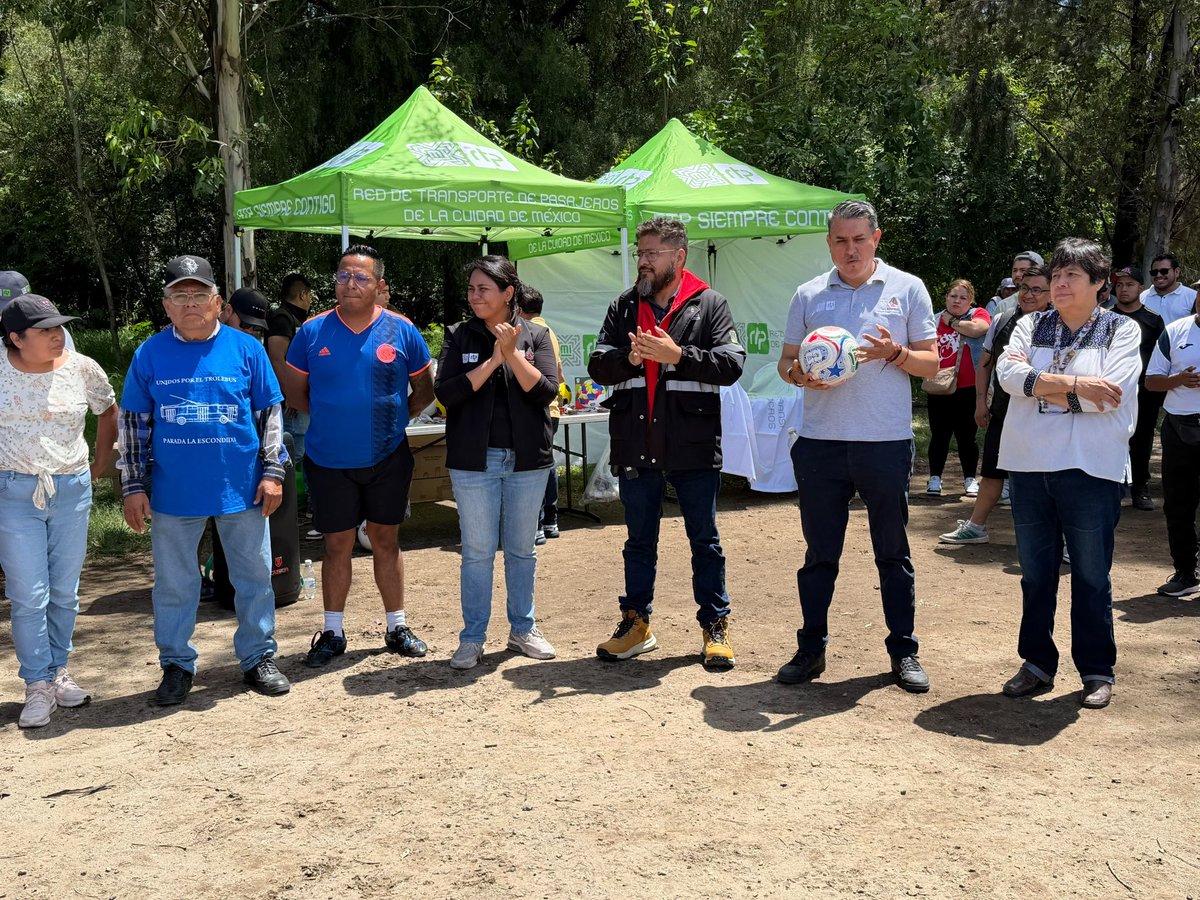DanielArcosRTP's tweet photo. Cuando decimos que #RTPTeLlevaAlMundial es porque el fútbol no solo se vive en los estadios, también se juega en las calles, en los barrios y en las comunidades por donde pasan nuestras rutas. https://t.co/97P6M37a8h