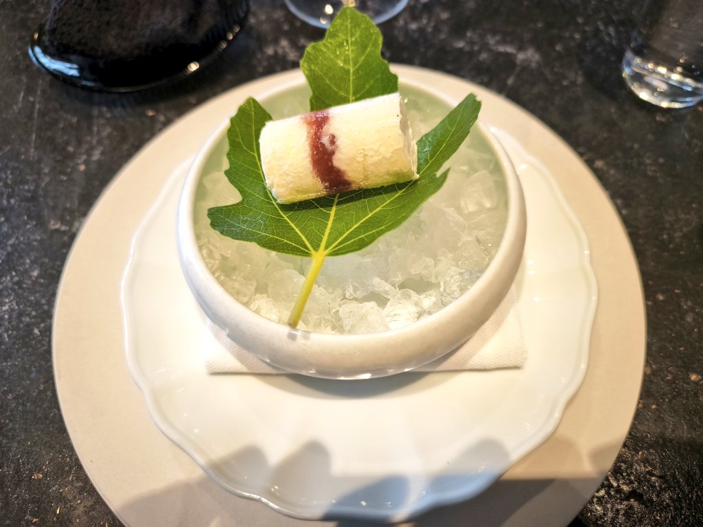 kokishitan's tweet photo. 麻布台ヒルズのフランス料理店🍽️
前回はプレオープンだったから2年半ぶりで通算6回目？知ってるスタッフさんはほとんどいなくなってて上のバーに移動になったり。相変わらず川手さんは日本一かっこいいんじゃないかってくらいかっこいい。今回はデセールがめちゃくちゃ美味しかった。無花果とマスカルポーネに薄い氷砂糖？はこれこそレストランでしか食べられない賞味期限5分みたいなお皿。めちゃくちゃ旨い。マンゴーは上質な果物に練乳で果物の旨さを引き上げて上にかかったミルクのソルベ？で食感と温度で変化をつけてシンプルなんだけどめちゃくちゃ旨い。こじゃれたスパイスとかのお皿が多いんだけど日本人はこういう果物のこういうデセールが食べたい！これだけで来て良かったと思える。こういうの食べちゃうと街のケーキ屋さんとかは買う気になれない。やっぱりフランス料理って楽しいよね！