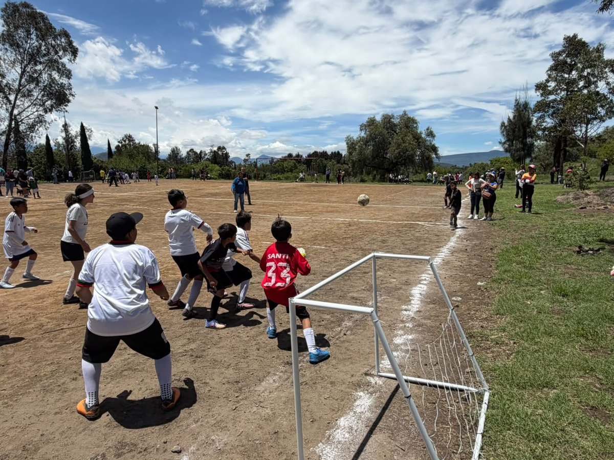 DanielArcosRTP's tweet photo. El #MundialitoRTP llegó hoy a Apolocalco, en Iztapalapa, donde niñas y niños de la comunidad, junto con equipos invitados de Azcapotzalco, Xochimilco, Tláhuac y Cuajimalpa, vivieron una experiencia de futbolista de mucha alegría. https://t.co/yv7Y6Oj7bv