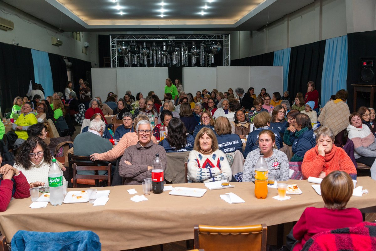 RadioZSM's tweet photo. Continúan en Tacuarembó las celebraciones por el Día de los Abuelos en centros de barrio y espacios comunitarios. Belén Moyano, directora de Promoción Social de la Intendencia, destacó en Radio ZSM la participación de personas mayores, familias, instituciones y emprendedores. https://t.co/YrHVx9H3dU