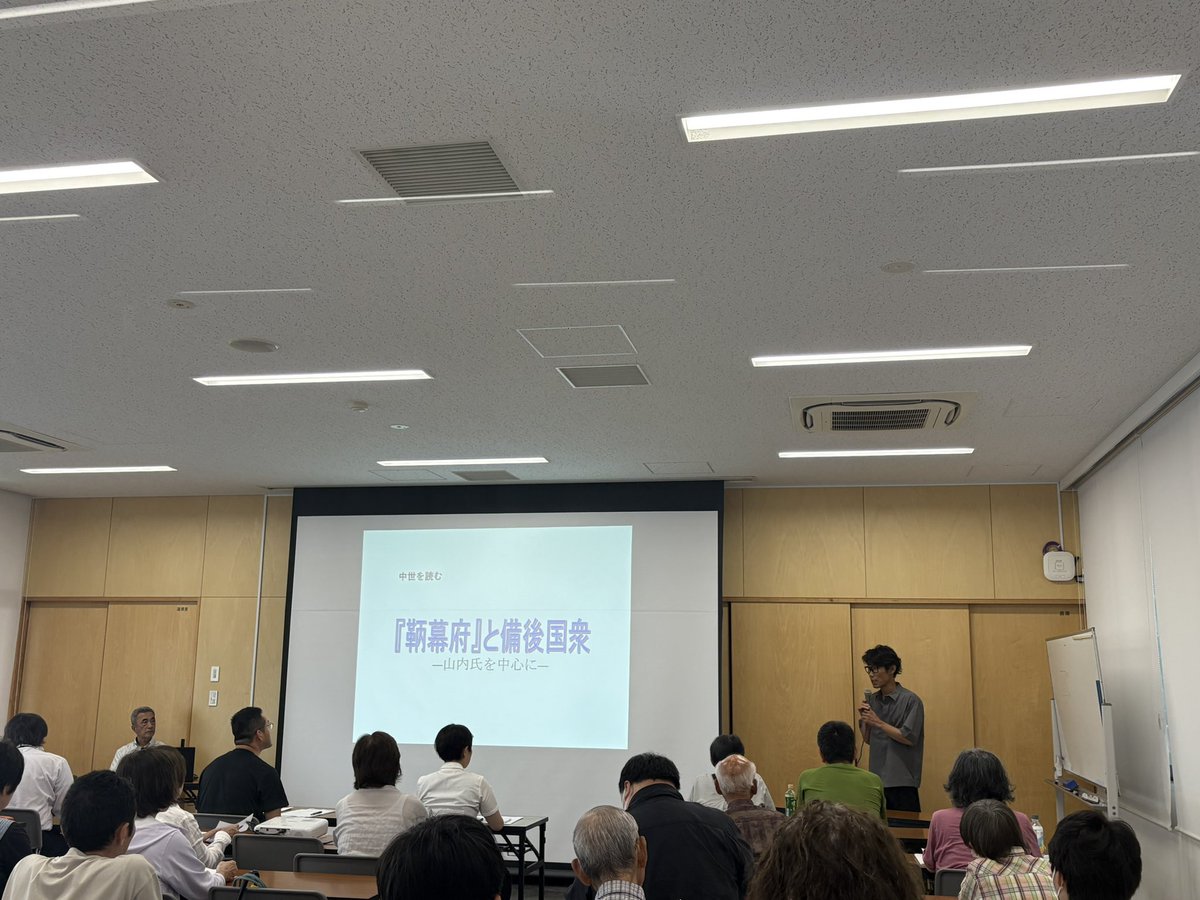 akimototetsuji's tweet photo. 鞆の浦でのお三方の報告、知らないことだらけで大変勉強になりました！
特に輝元以下、中国の国衆達の義昭への挨拶&amp;献上ツアーリストは衝撃でした。村山旦那帳の逆ですね。
その後、美福の湯のサウナ、懇親会と堪能。久々に飲み過ぎて最後はベロベロでしたが、楽しい夜でした。

#鞆幕府シリーズ https://t.co/E9AoQ7Muzk