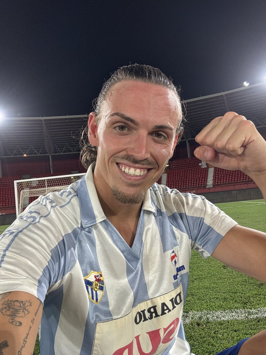 angelreciogtrz_'s tweet photo. Lo conseguimooos!!! Que te quiero @MalagaCF . Muchas gracias a Super Basti por dejarme lucir esta camiseta con la que jugó nuestro fuengiroleño y malaguista Juan Gómez “Juanito” una estrella que junto a la mejor afición de 🇪🇸 nos empujó para devolver a nuestro Málaga a primera 💙 https://t.co/glUBXWRnlg