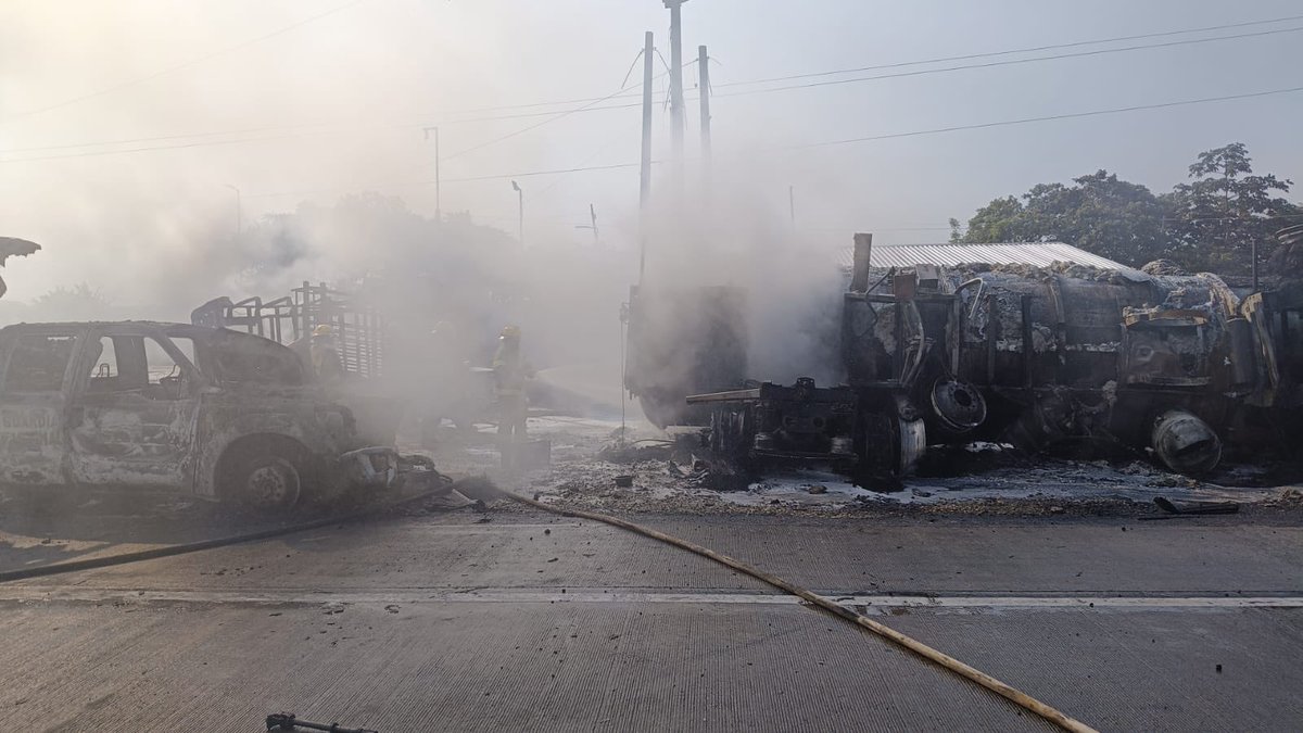 ProcivilTabasco's tweet photo. 🚒 👨‍🚒 🚒 👨‍🚒 Personal del Centro Regional Sabana del Instituto de Protección Civil del Estado de Tabasco (IPCET), en coordinación con el apoyo de Protección Civil de Veracruz a través de Bomberos de Las Choapas, así como de la Unidad Municipal de Protección Civil de Huimanguillo https://t.co/dzYPQVhI1p