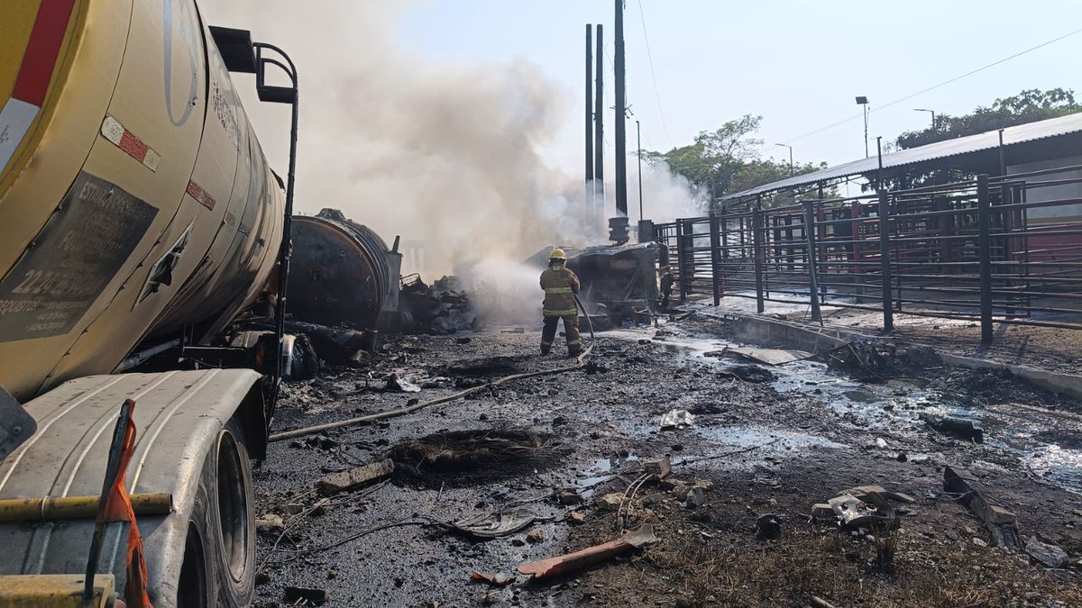 ProcivilTabasco's tweet photo. 🚒 👨‍🚒 🚒 👨‍🚒 Personal del Centro Regional Sabana del Instituto de Protección Civil del Estado de Tabasco (IPCET), en coordinación con el apoyo de Protección Civil de Veracruz a través de Bomberos de Las Choapas, así como de la Unidad Municipal de Protección Civil de Huimanguillo https://t.co/dzYPQVhI1p