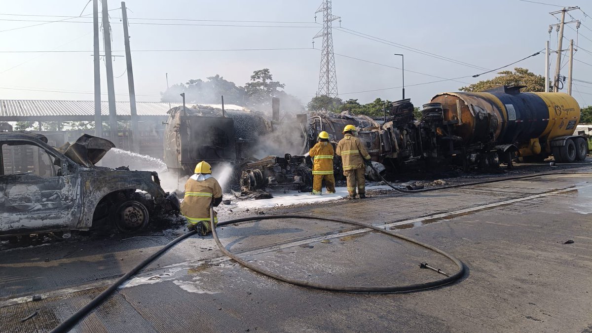 ProcivilTabasco's tweet photo. 🚒 👨‍🚒 🚒 👨‍🚒 Personal del Centro Regional Sabana del Instituto de Protección Civil del Estado de Tabasco (IPCET), en coordinación con el apoyo de Protección Civil de Veracruz a través de Bomberos de Las Choapas, así como de la Unidad Municipal de Protección Civil de Huimanguillo https://t.co/dzYPQVhI1p