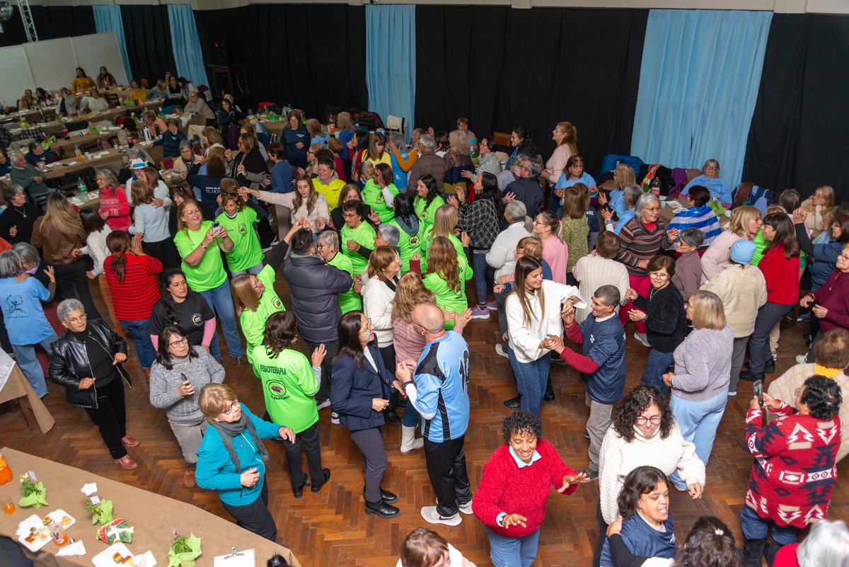 RadioZSM's tweet photo. Continúan en Tacuarembó las celebraciones por el Día de los Abuelos en centros de barrio y espacios comunitarios. Belén Moyano, directora de Promoción Social de la Intendencia, destacó en Radio ZSM la participación de personas mayores, familias, instituciones y emprendedores. https://t.co/YrHVx9H3dU