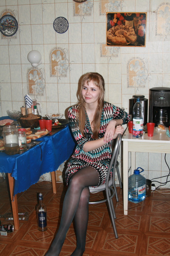 AmateursInHose's tweet photo. Patterned minidress and sheer black #pantyhose. https://t.co/pDtwd750HL