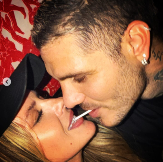 amoranimal2020's tweet photo. "Que nos miren, que comenten!! También es una forma de admirarnos" by Mauro Icardi 
con este frio estas fotitos calentaron la tarde ❤️❤️‍🔥
#Chinardi
#MauroIcardi
#chinasuárez https://t.co/17jf15M2ou