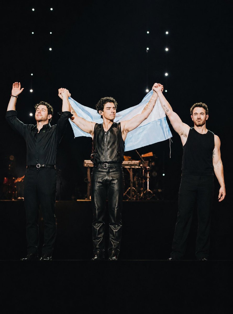 Meel_Jonass's tweet photo. Feliz día a la bandera más hermosa del mundo🇦🇷

@jonasbrothers https://t.co/pdRoRrZ2OQ