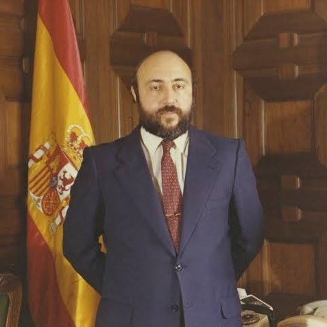 ALFONSORUANO444's tweet photo. Algunos sois muy jóvenes pero este tipo, Luis Roldán ,se escapó de España siendo Director Gral. de la Guardia Civil, por supuesto con gobierno de #PsoeOrganizaciónCriminal 

El linchamiento contra #JuezPeinado se les debe volver en contra. https://t.co/LwUfGLZ4ZY