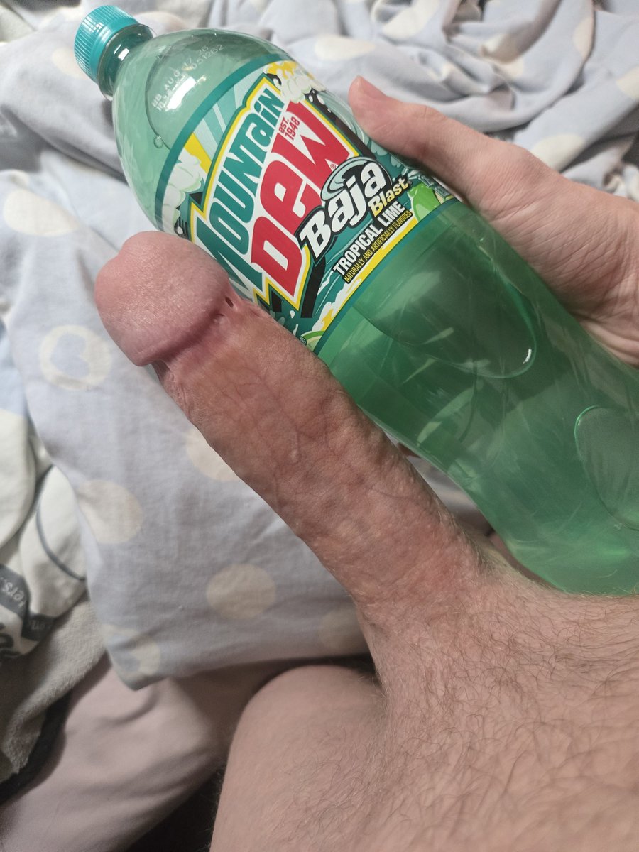 seveninchsocks's tweet photo. why this baja blast so damn big https://t.co/ksJYjjg4EZ