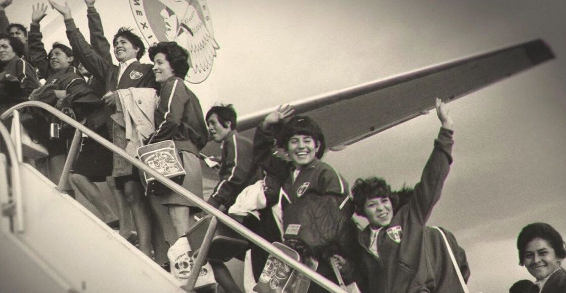 sopitas's tweet photo. ¡Mucho antes de la Liga MX Femenil, ellas ya llenaban el Azteca! 🏟️🇲🇽 Recordamos la historia de la Selección Femenil de 1971 que se coronó subcampeona del mundo frente a 110 mil personas. https://t.co/E7qPQ9JHxF https://t.co/rBcBgUNqHe