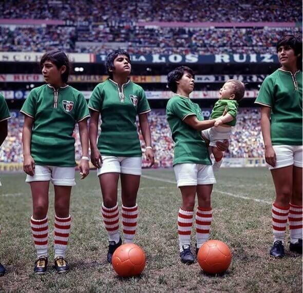 sopitas's tweet photo. ¡Mucho antes de la Liga MX Femenil, ellas ya llenaban el Azteca! 🏟️🇲🇽 Recordamos la historia de la Selección Femenil de 1971 que se coronó subcampeona del mundo frente a 110 mil personas. https://t.co/E7qPQ9JHxF https://t.co/rBcBgUNqHe