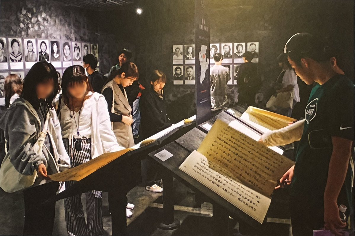 ifvoc_official's tweet photo. 【連載】「辺野古沖転覆事件」の深層（７）
沖縄県平和祈念資料館「日本軍は住民の敵」

沖縄県南部の海辺に建つ沖縄県平和祈念資料館は、初めて訪れる人がリゾートホテルと見間違うほど瀟洒（しょうしゃ）な建物である。多くの修学旅行生が立ち寄る場所だ。

しかし、私は館内に入るたび、強い違和感を覚える。この施設は県内に多数ある沖縄戦関連施設の中でも、最も「反戦・自虐史観」を色濃く反映した存在だと感じるからだ。

この資料館は、「戦争になったら軍隊は住民を守らない」という金井創牧師の発言を、大量の展示物で裏付ける構成である。70億円の巨費を投入して平和を希求する展示館を目指したとのことだが、果たして展示内容は適切と言えるのか。

沖縄戦の戦没者数は、山川泰邦・元琉球政府社会局長の著書によれば、日本兵６万5908人、沖縄出身軍人軍属２万8228人、戦闘参加者５万5246人、一般人３万8745人。祖国を守るために戦死した人々には顕彰を、亡くなった一般住民には慰霊を行うべきだろう。

実際、1975年開館の旧資料館では、牛島満司令官の遺影や日本軍の武器・遺品が中心に展示されていたという。

しかし2000年開館の新資料館では、住民が受けた苦難に重点が置かれている。しかも、日本軍による「壕の追い出し」「食料強奪」「スパイ容疑による住民虐殺」「強制集団死」などと、まるで日本軍が住民の「敵」という扱いだ。

象徴的なのが壕内部を再現した蝋人形展示である。泣く子供の口を押さえる住民と、着剣した銃を持つ日本兵の模型が置かれている。この展示は「軍隊は決して民間人の命を守らない」と主張した大田昌秀知事（当時）や監修委員の考えを反映。

その後、稲嶺恵一知事（当時）が「（展示内容が）反日的になってはいけない」として銃を外したが、地元メディアが「改ざん事件」と大騒ぎして、元に戻った経緯がある。

私が５月下旬に訪れた時、地元の小学６年生の児童たちが見学していた。感想を尋ねると、「戦争ってひどいものだと知っていたけど、これほどひどいとは思いませんでした」と語った。この資料館の展示は、そのような印象を来館者、とりわけ子供たちの心に強く刻み込んでいる。
（フリージャーナリスト・鴨野 守）

※写真は、平和祈念資料館の展示物を見る同志社国際高校の生徒たち（同校のアルバムより、一部加工）